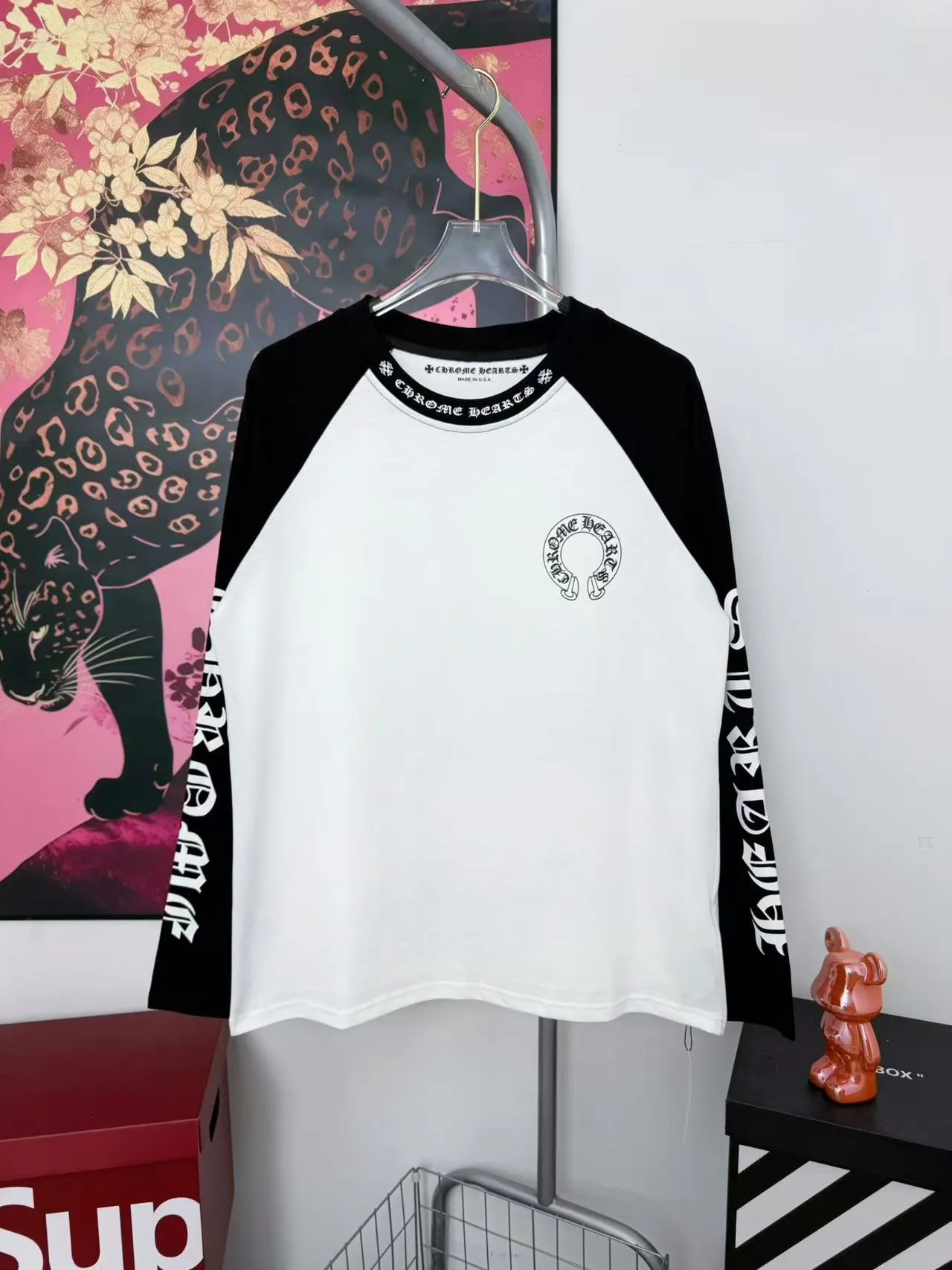 P170 Chrome Hearts black and white splicing Miami limited horseshoe long sleeves, the same style at ChromeHearts counters. Made of 280g pure cotton fabric, 32 count double yarn. Very textured on the handle. Three-dimensional and atmospheric. Versatile and easy to wear in autumn. Black and white contrasting colors are simple and elegant. It adopts os version. The upper body effect is very good. Suitable for all body types. Soft and comfortable. CH letter offset printing on the front and horseshoe Sanskrit offset printing on the back. Small markings on the hem. Resistant to machine washing. Does not fade or deform. Complete accessories, original mold opening, perfect restoration of zp 2:1, same style for men and women, versatile and not picky, size s m l xl color black and white